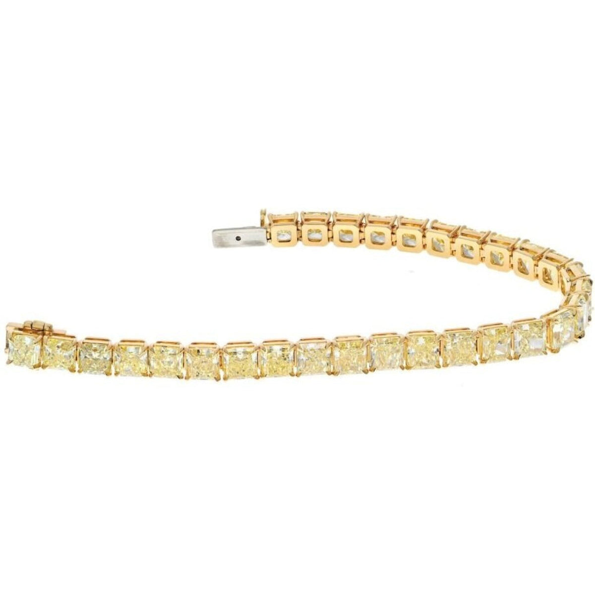 Elegant tennis bracelet with radiant cut diamonds