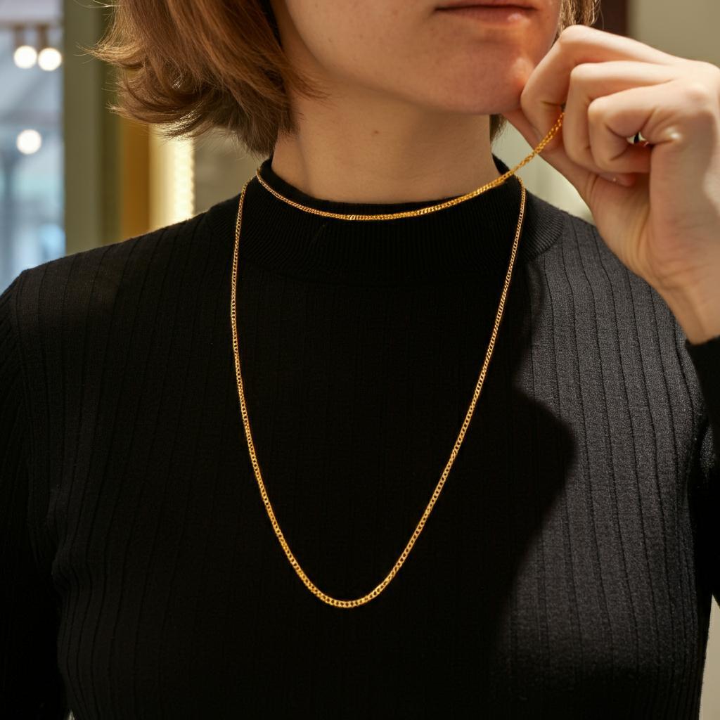 Woman wearing a 30-inch chain necklace