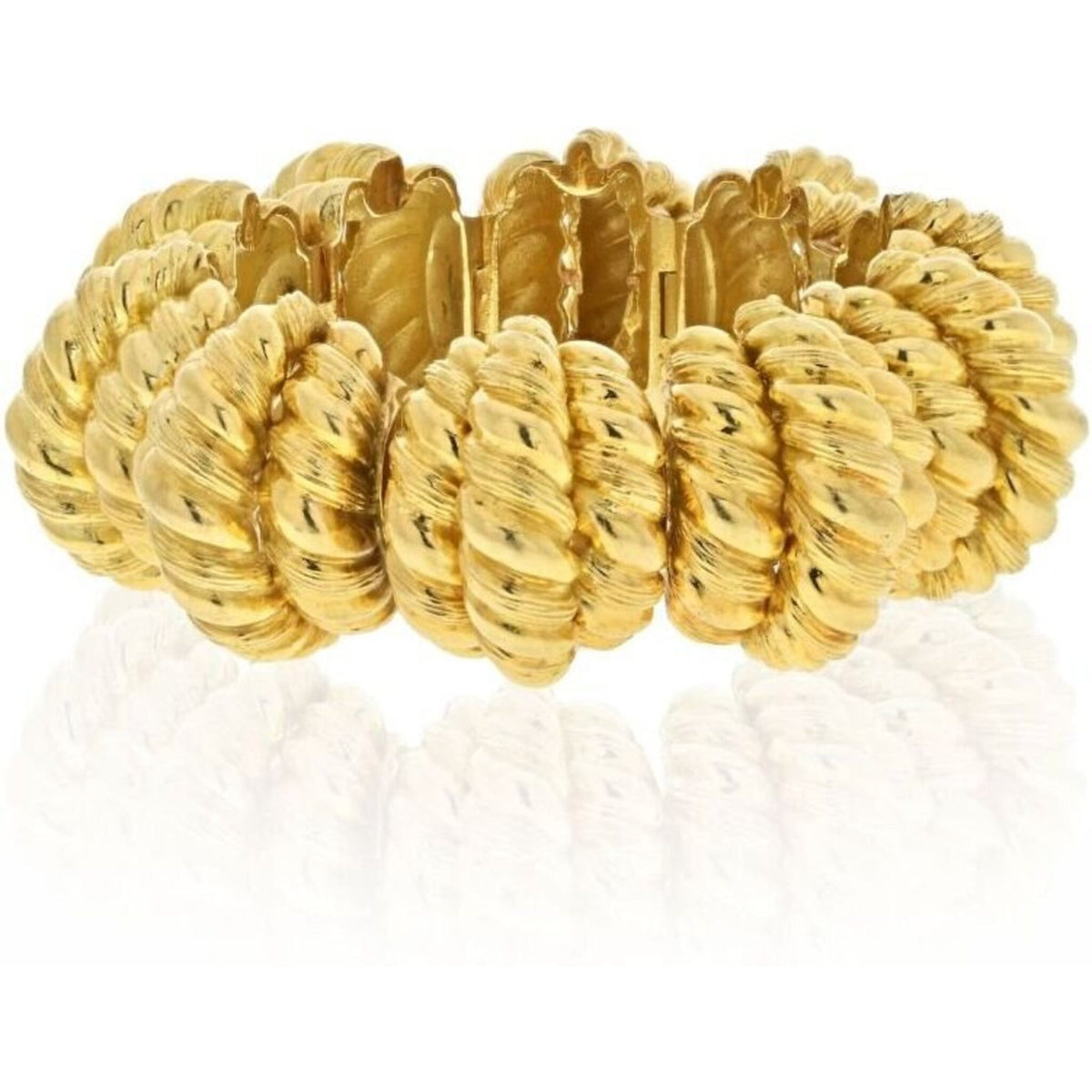 Elegant 18k yellow gold bracelet showcasing its unique color