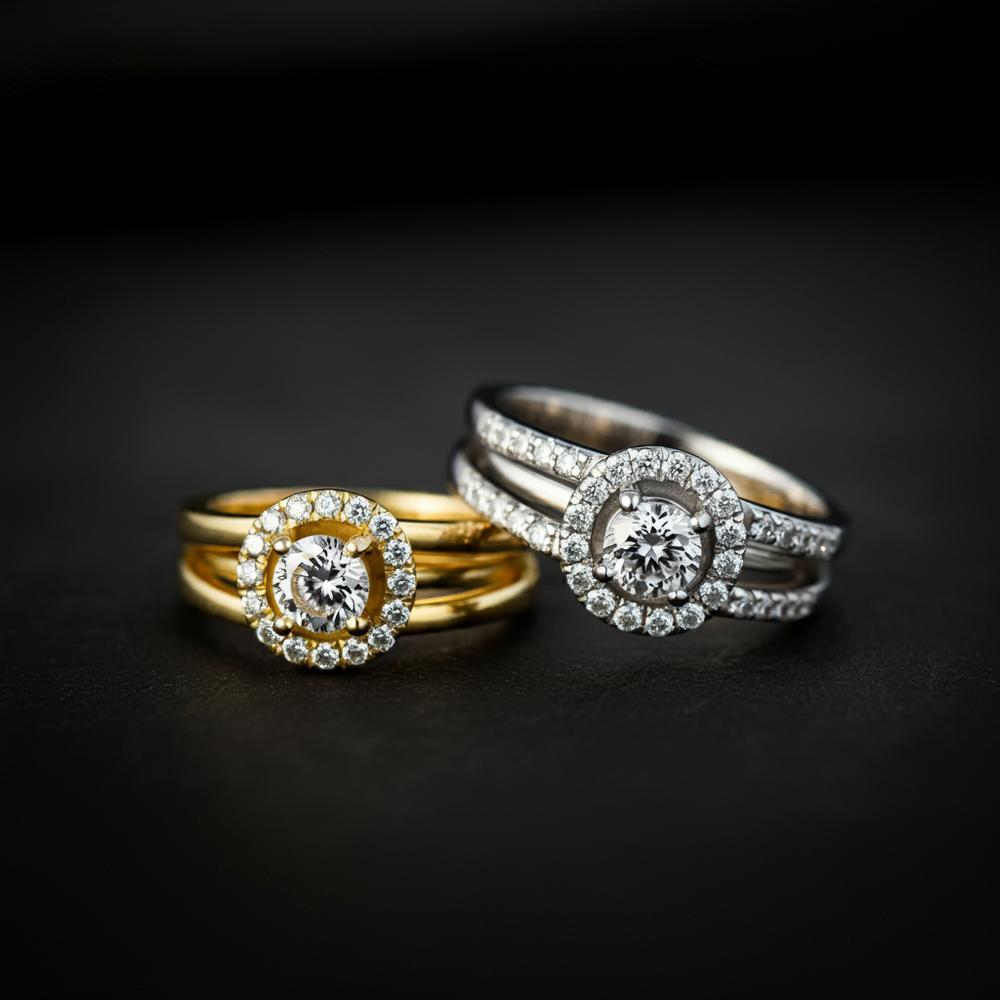 Comparison of yellow gold and white gold jewelry pieces