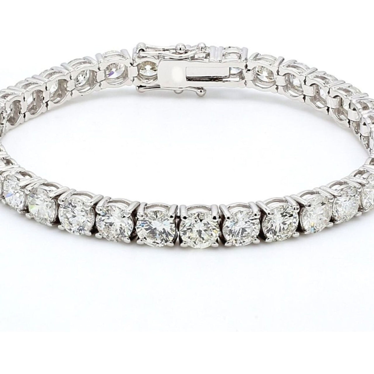 Elegant 18k White Gold Tennis Bracelet with Diamonds