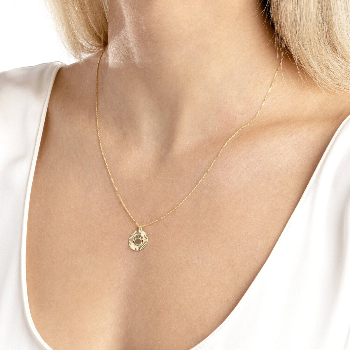 Olas d'Oro 18in Necklace in 14K Yellow Gold with a Fluted Paw Print Medallion