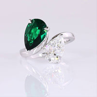 14K White Gold Pear Shaped Toi et Moi Ring with 1.75 Carats Lab-Grown Emerald and Lab-Grown Diamond in E VVS2 Quality - Covaloro Fine Jewelry