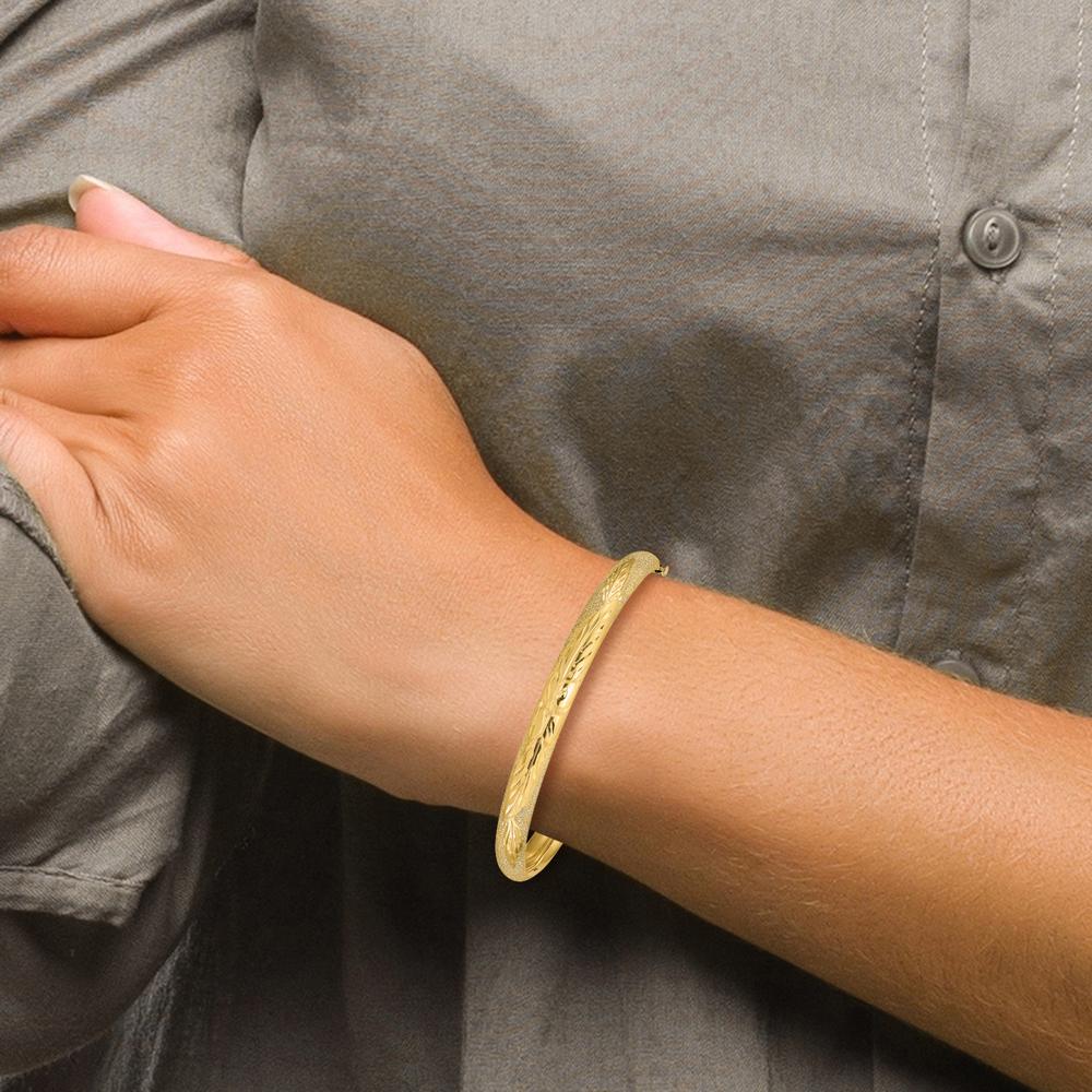 14K Yellow Gold 6mm Laser-Cut Hinged Oval Bangle Bracelet with Diamond-Cut Texture by Oro Pregiato
