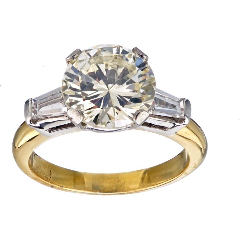 18K Yellow Gold 3-Stone Engagement Ring with 2.52 Carats Round Diamond and Trapezoid Side Stones