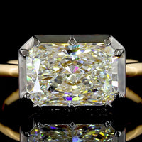 18K Yellow Gold East-West Solitaire Ring with 2.81 Carat Radiant Cut Lab Diamond, E VVS2 Clarity, Black Rhodium Bezel Accent & IGI Certification - Covaloro Fine Jewelry