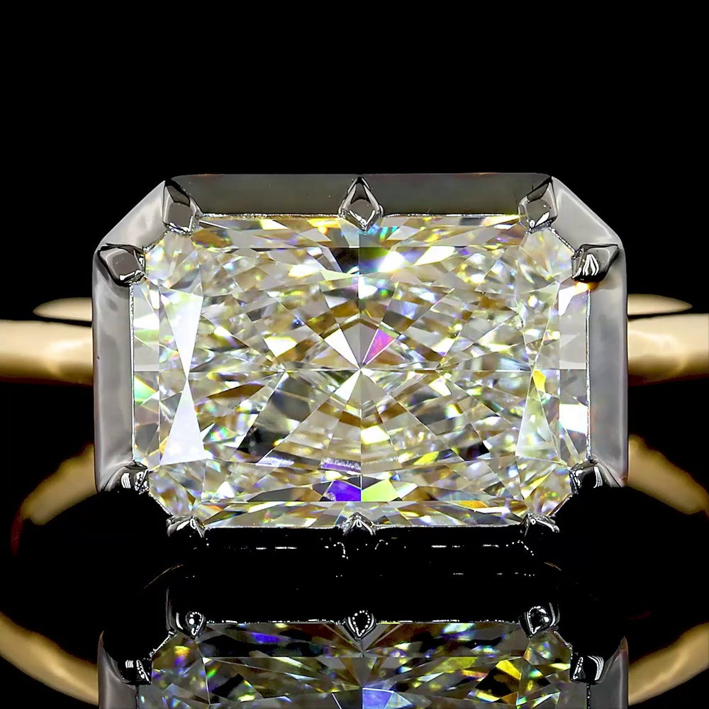 18K Yellow Gold East-West Solitaire Ring with 2.81 Carat Radiant Cut Lab Diamond, E VVS2 Clarity, Black Rhodium Bezel Accent & IGI Certification - Covaloro Fine Jewelry