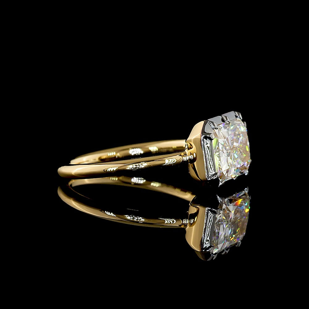 18K Yellow Gold East-West Solitaire Ring with 2.81 Carat Radiant Cut Lab Diamond, E VVS2 Clarity, Black Rhodium Bezel Accent & IGI Certification - Covaloro Fine Jewelry