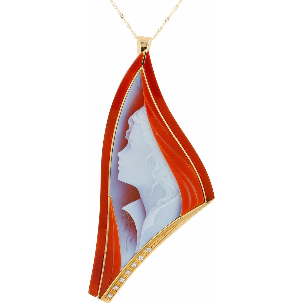 18K Yellow Gold Pendant with Hand-Carved Agate Cameo and Pavé-Set Diamonds - 0.098 Carats Total Diamond Weight