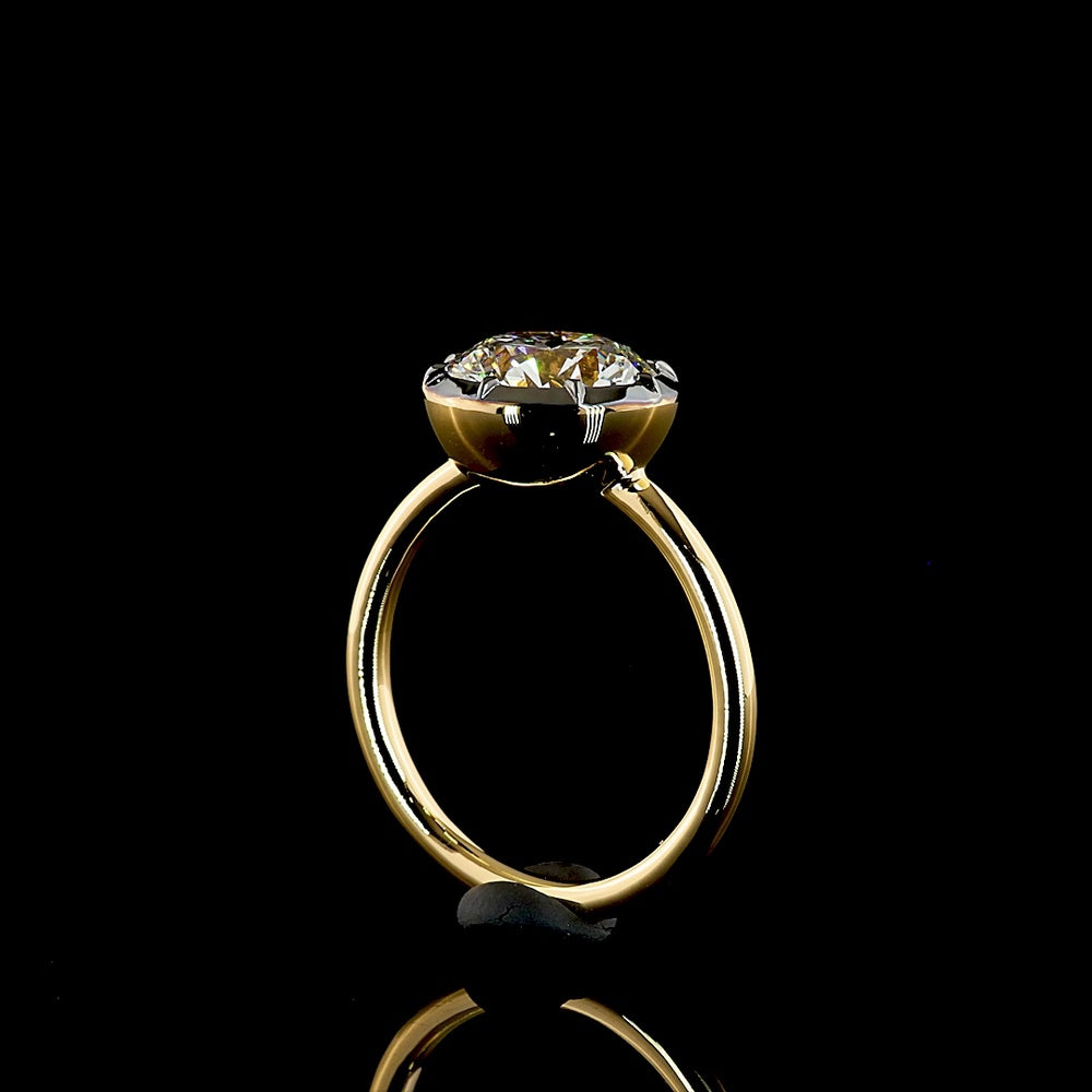 18K Yellow Gold Round Solitaire Ring with 2.73 Carat Lab Grown Diamond, Black Rhodium Bezel and Prong Setting, E-F VVS2 IGI Certified - Covaloro Fine Jewelry
