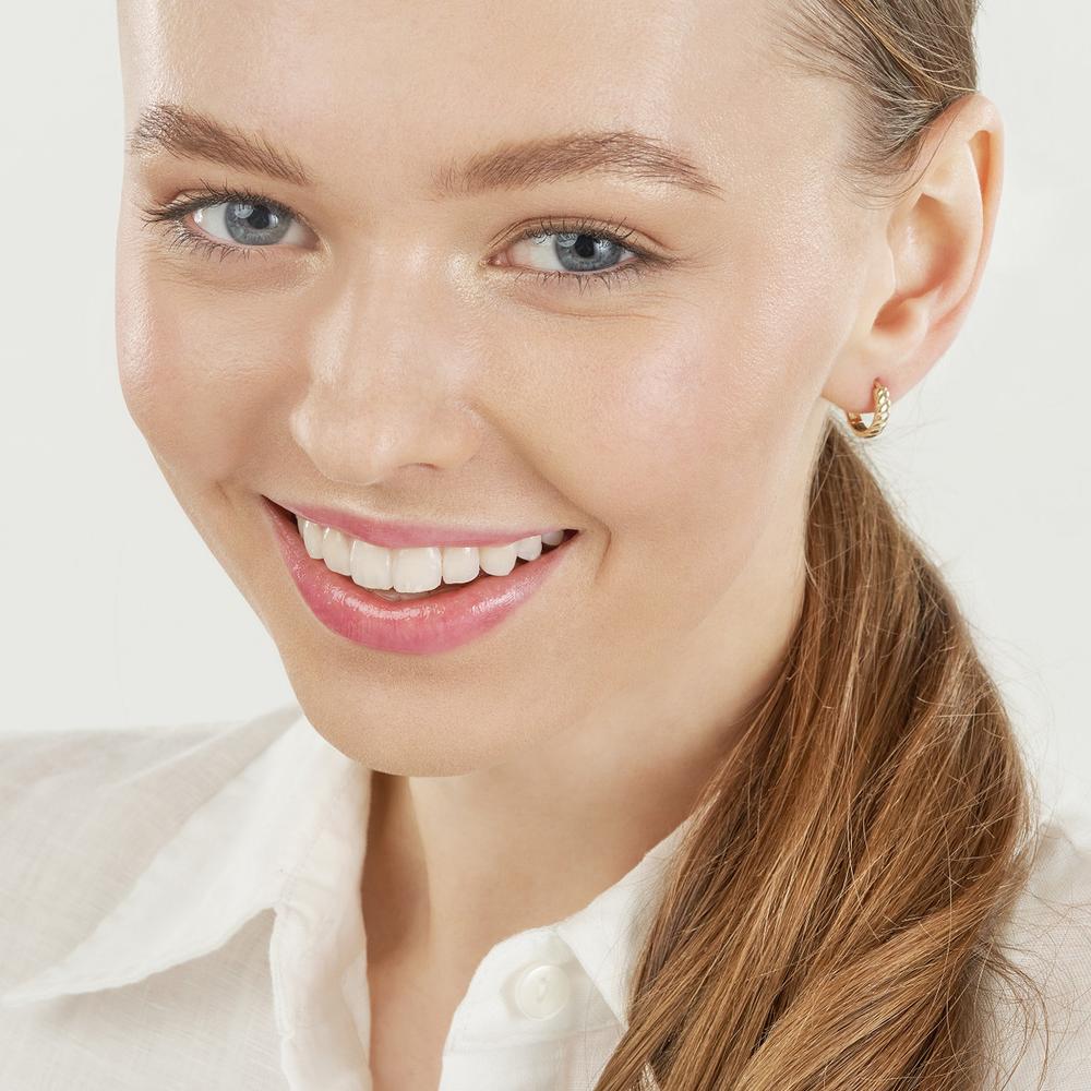 Olas d'Oro - 14K Yellow Gold Medium Ribbed Polished Huggie Hoops - 2.30g Total Weight