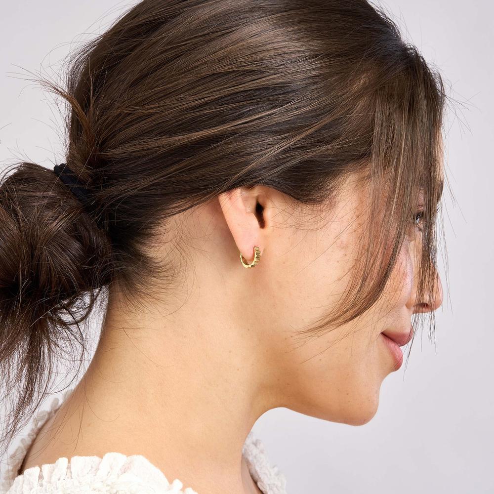 Olas d'Oro - 14K Yellow Gold Ribbed Polished Round Hoop Earrings 2.20 Grams Total Weight