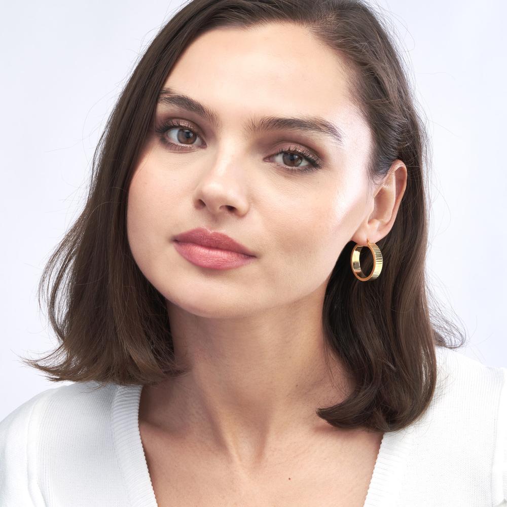 Olas d'Oro - 14K Yellow Gold Textured 20mm Round Hoop Earrings with Hinge Closure - 3.00 Grams Total Weight