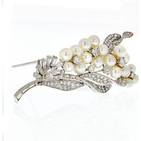Platinum 1950s Vintage Brooch with Pearls and 7 Carats Diamond Weight - Timeless Elegance