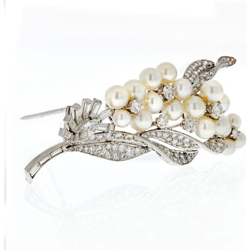 Platinum 1950s Vintage Brooch with Pearls and 7 Carats Diamond Weight - Timeless Elegance