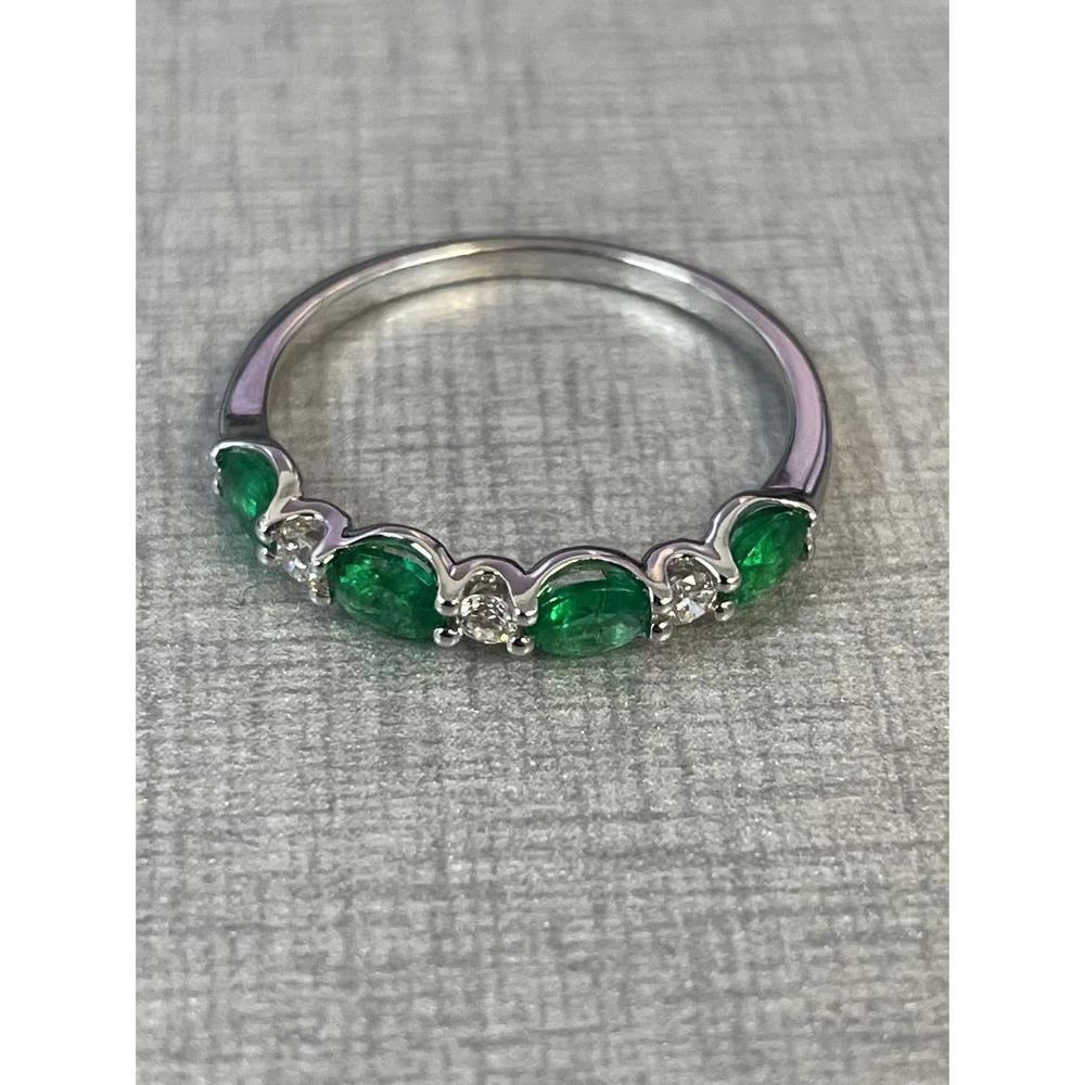 Roman & Jules - 14K White Gold Band with Oval Emerald and Round Diamond Accent - 0.72 Carat Total Gem Weight