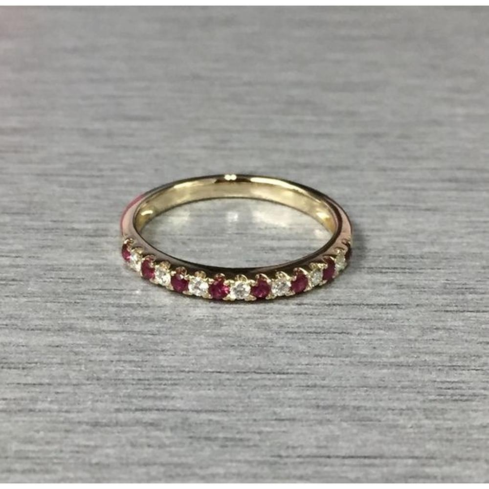 Roman & Jules - 14K Yellow Gold Band with Round Ruby and Diamond Micropavé Setting - 0.32 Carat Total Ruby and Diamond Weight