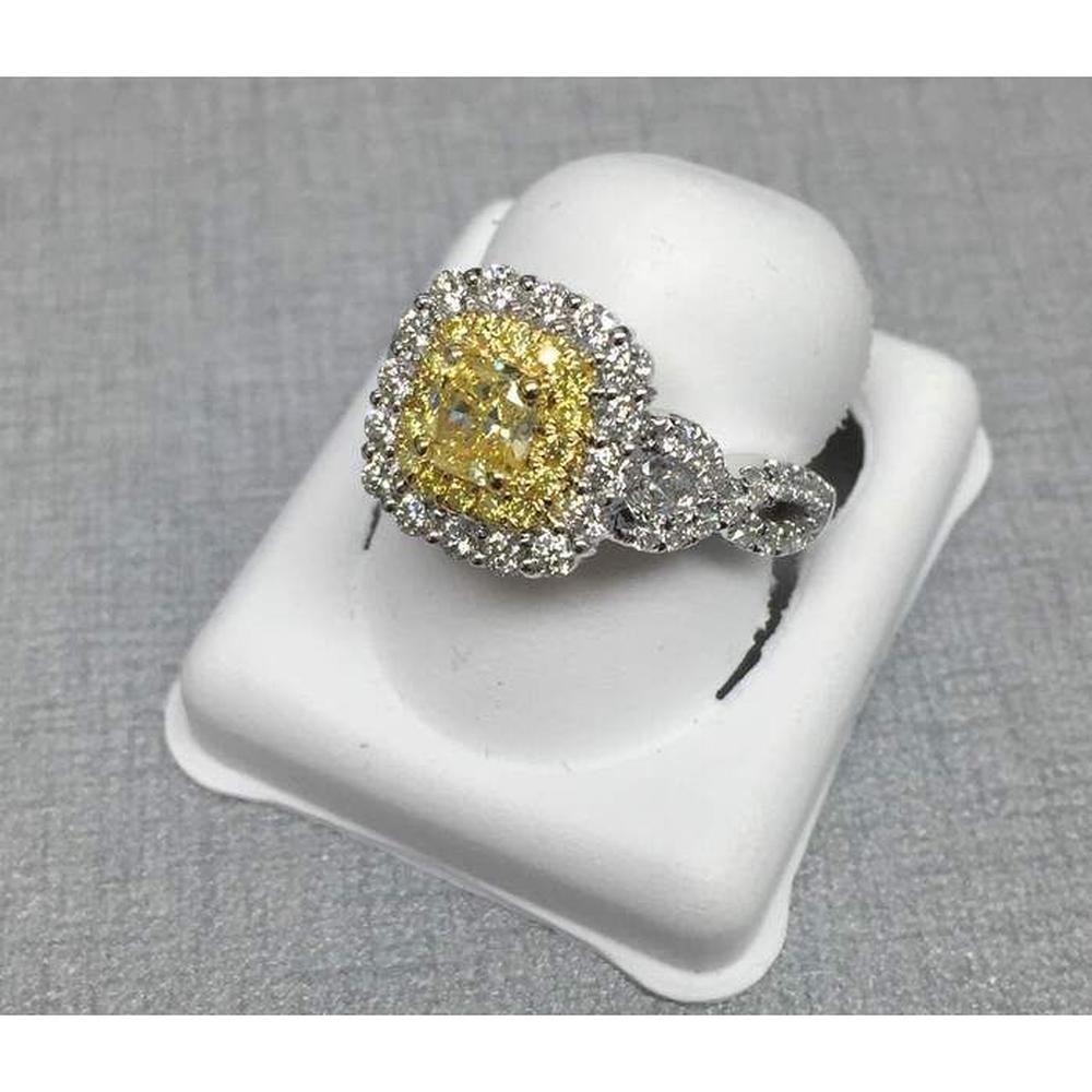 Roman & Jules - 18K White and Yellow Gold Cushion Fancy Yellow Diamond Ring with Round Brilliant Diamond Halo - 1.35 Carat Total Diamond Weight