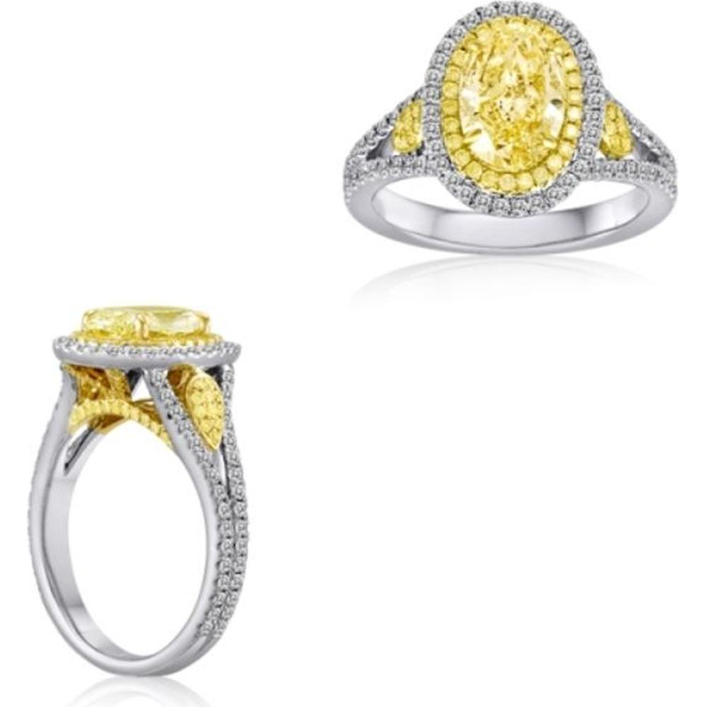 Roman & Jules - 18K White and Yellow Gold Oval Fancy Yellow Diamond Ring with Round Diamonds - 1.62 Carat Total Diamond Weight