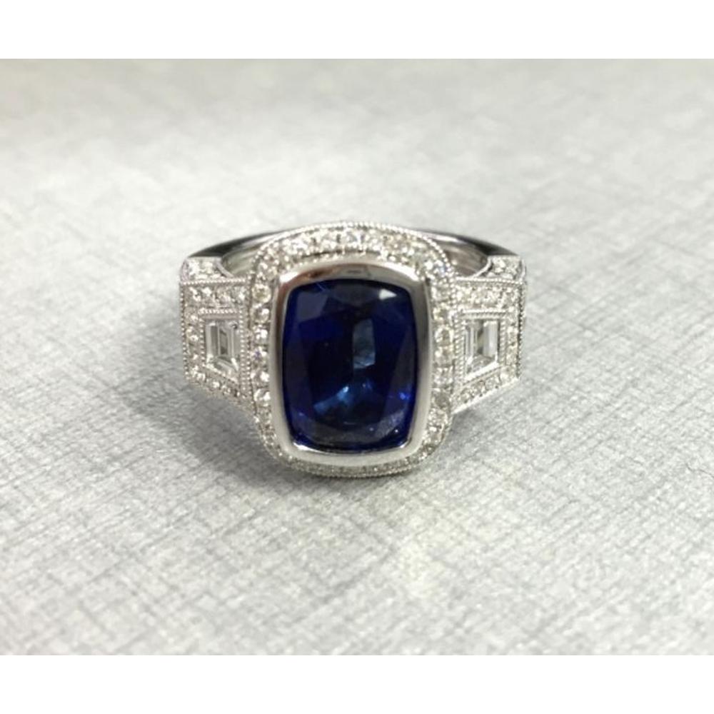 Roman & Jules - 18K White Gold Cushion Sapphire Ring with Round Diamond Halo - 4.44 Carat Sapphire, 1.20 Carat Total Diamond Weight