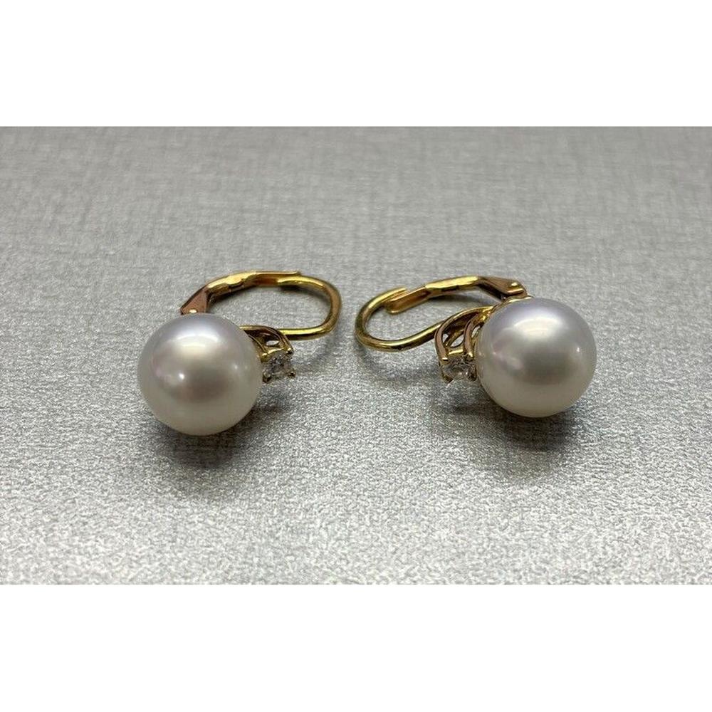 Roman & Jules - 18K White Gold Lever-Back Pearl Earrings with Round Diamonds - 0.10 Carat Total Diamond Weight