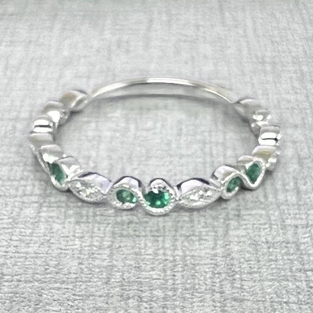 Roman & Jules - 18K White Gold Milgrain Band with Emerald and Diamond Accents - 0.12 Carat Total Gem Weight