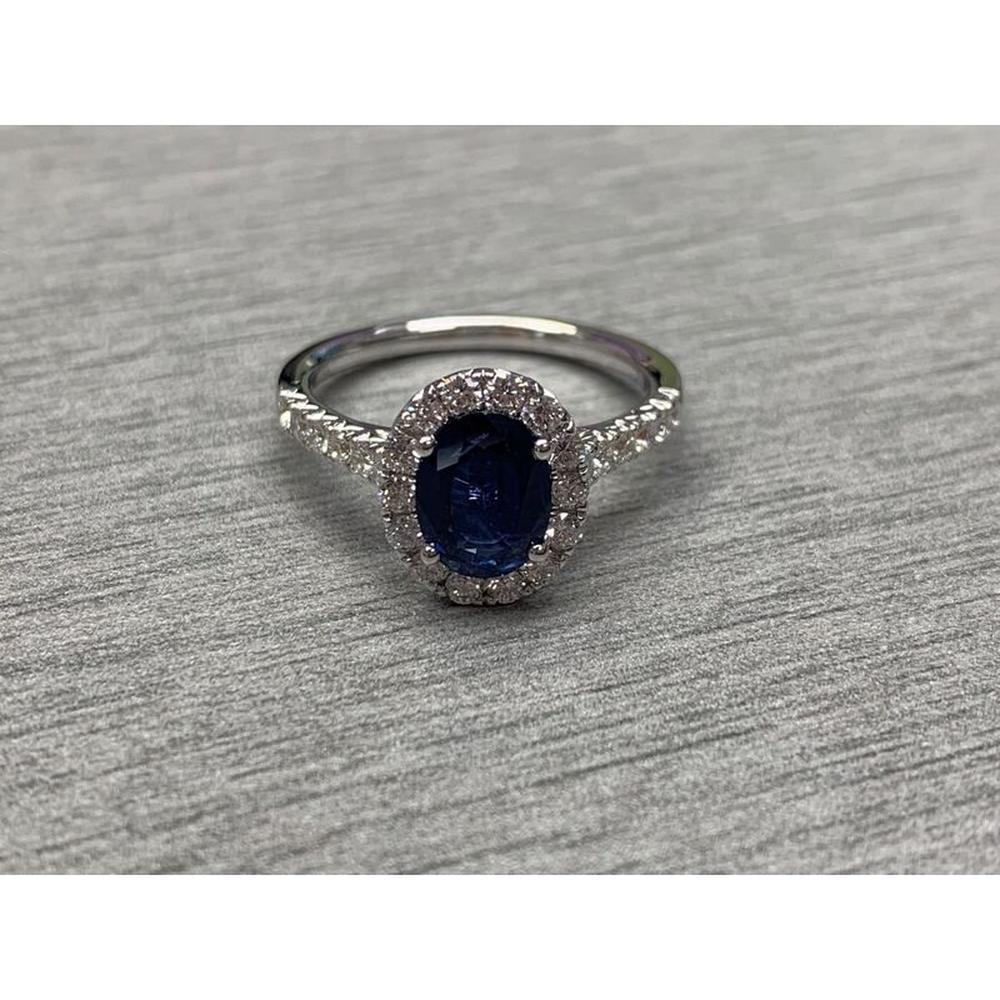 Roman & Jules - 18K White Gold Oval Sapphire Ring with Halo Set Round Diamonds - 1.34 Carat Total Weight