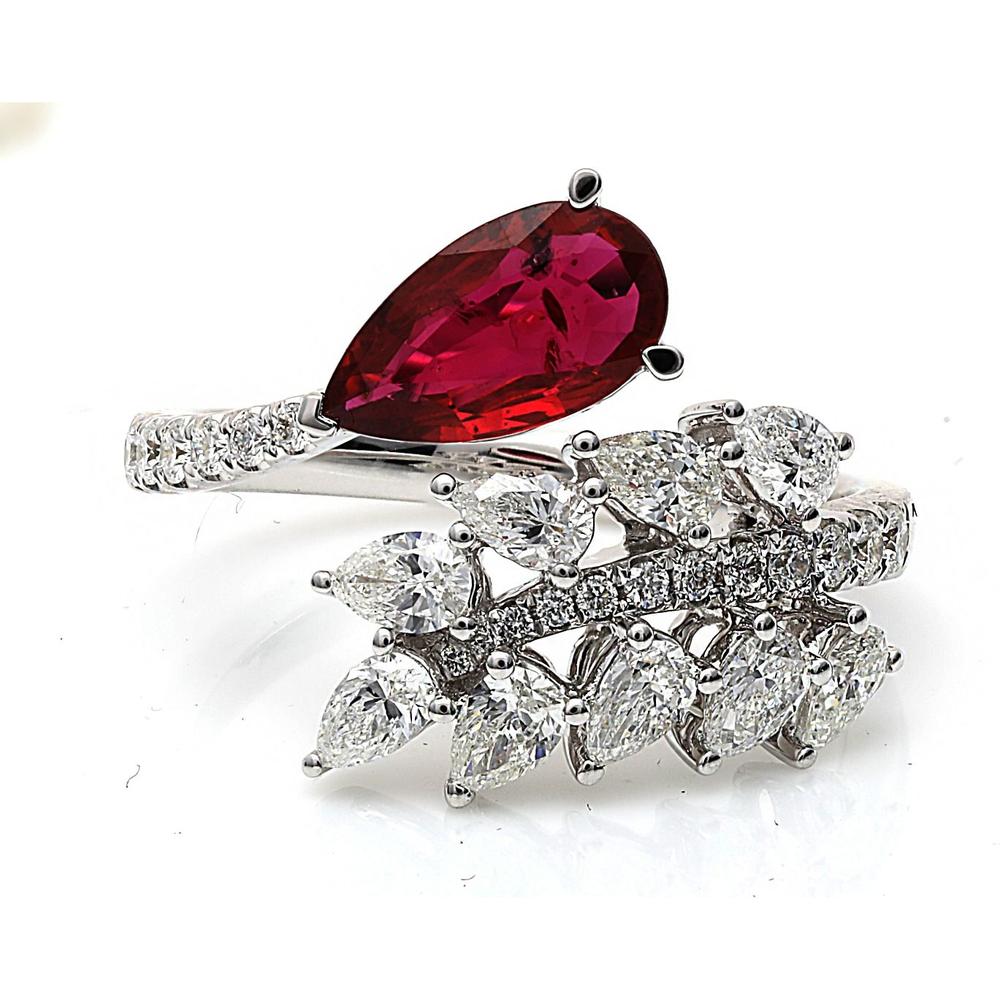 Roman & Jules - 18K White Gold Pear Shape Ruby Ring with Round Diamonds - 1.10 Carat Total Diamond Weight