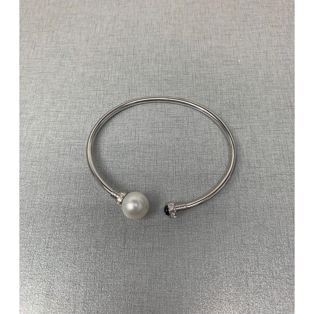 Roman & Jules - 18K White Gold Pearl Bangle with Round Diamond - 0.09 Carat Total Diamond Weight