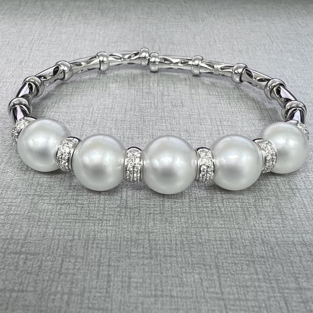 Roman & Jules - 18K White Gold Pearl Bangle with Round Diamonds - 0.48 Carat Total Diamond Weight