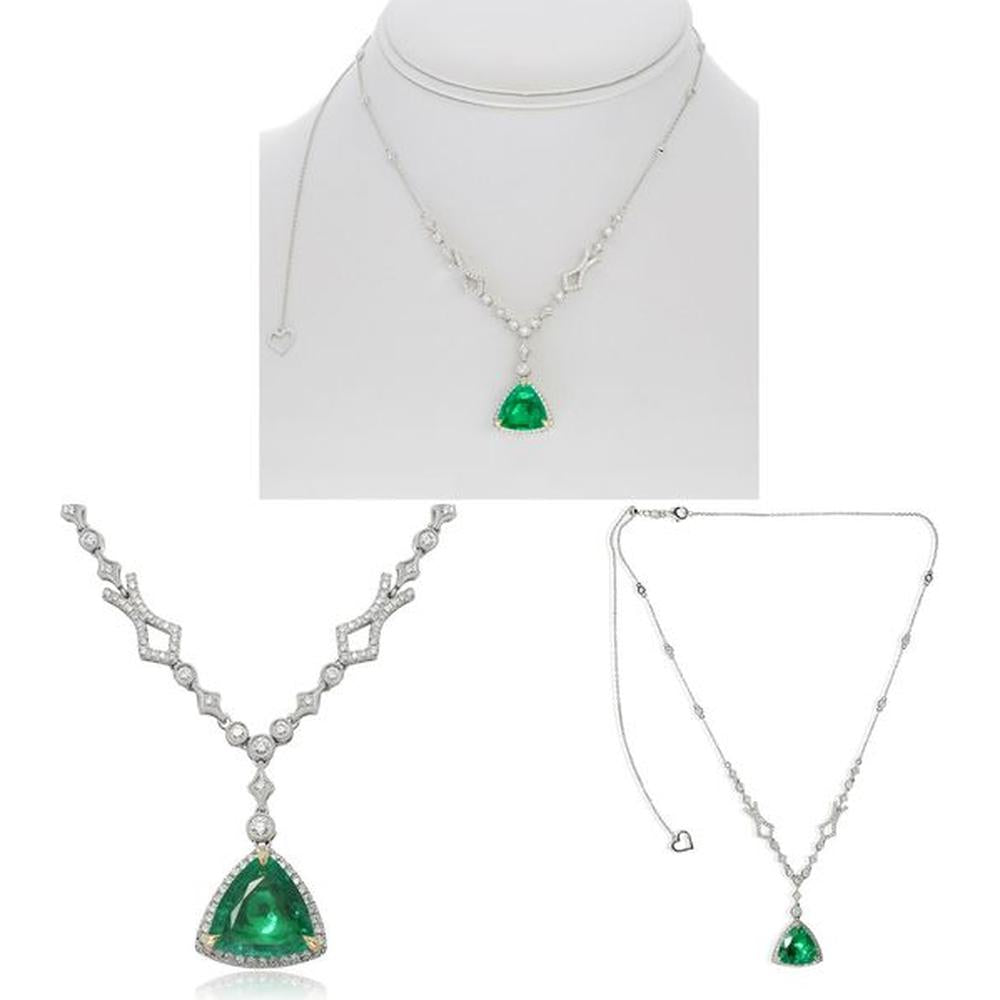 Roman & Jules - 18K White Gold Trilliant Emerald Necklace with Round Diamond Halo - 3.85 Carat Emerald and 0.86 Carat Total Diamond Weight