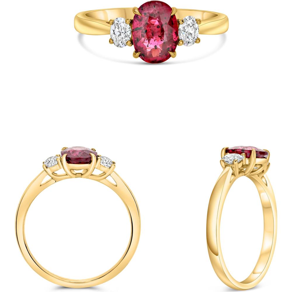 Roman & Jules - 18K Yellow Gold 3-Stone Ring with 1.78 Carat Oval Ruby and Diamonds