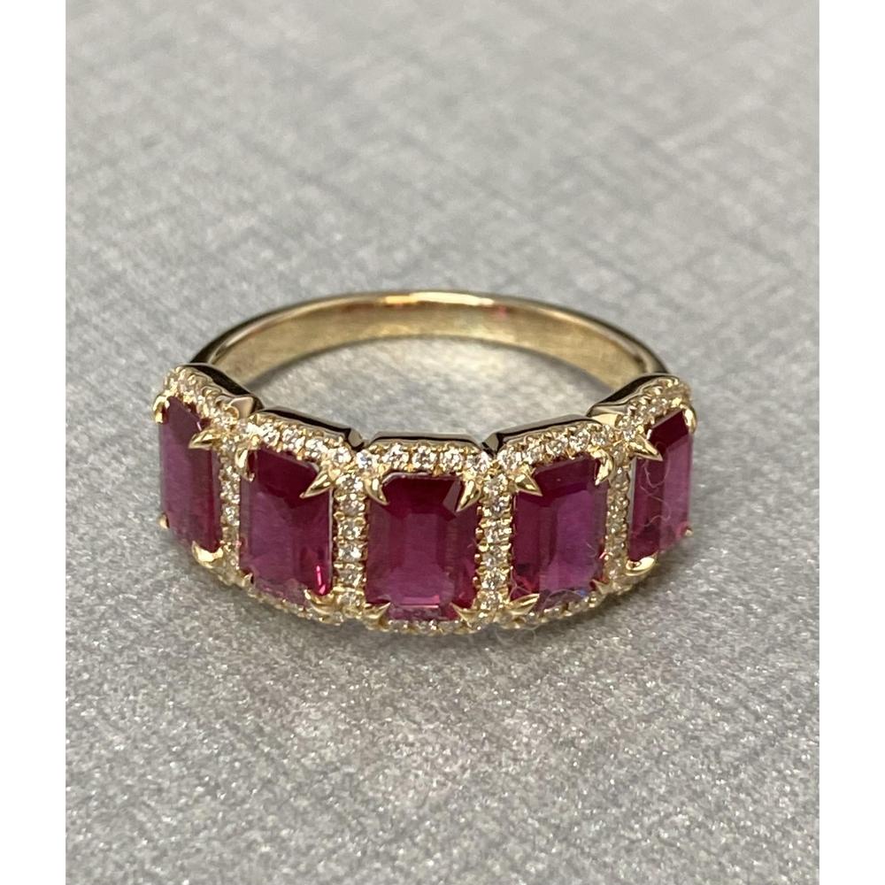 Roman & Jules - 18K Yellow Gold Emerald Cut Ruby Ring with Halo Round Diamonds - 2.72 Carat Total Ruby Weight