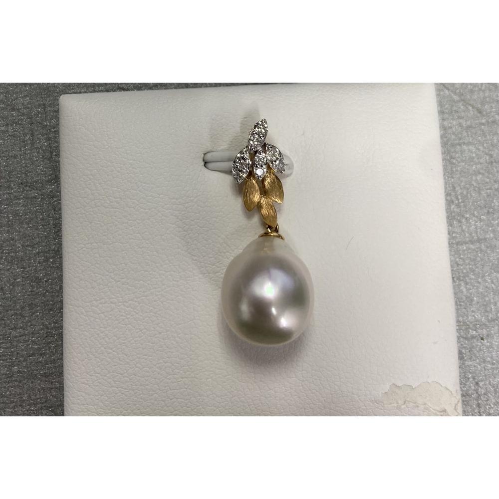 Roman & Jules - 18K Yellow Gold Floral Pearl Pendant with 0.17 Carat Round Diamonds - 11+mm Pearl