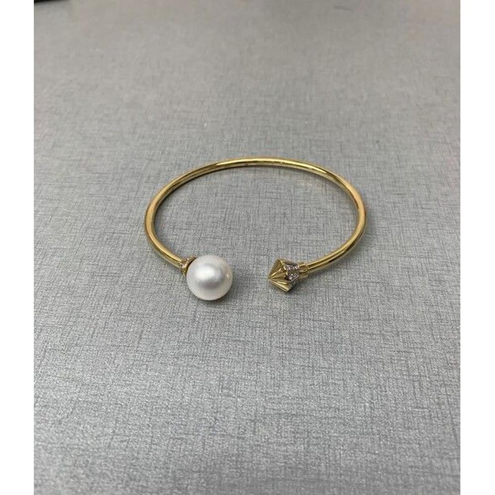 Roman & Jules - 18K Yellow Gold Pearl and Diamond Bangle with 0.13 Carat Round Diamond Accent