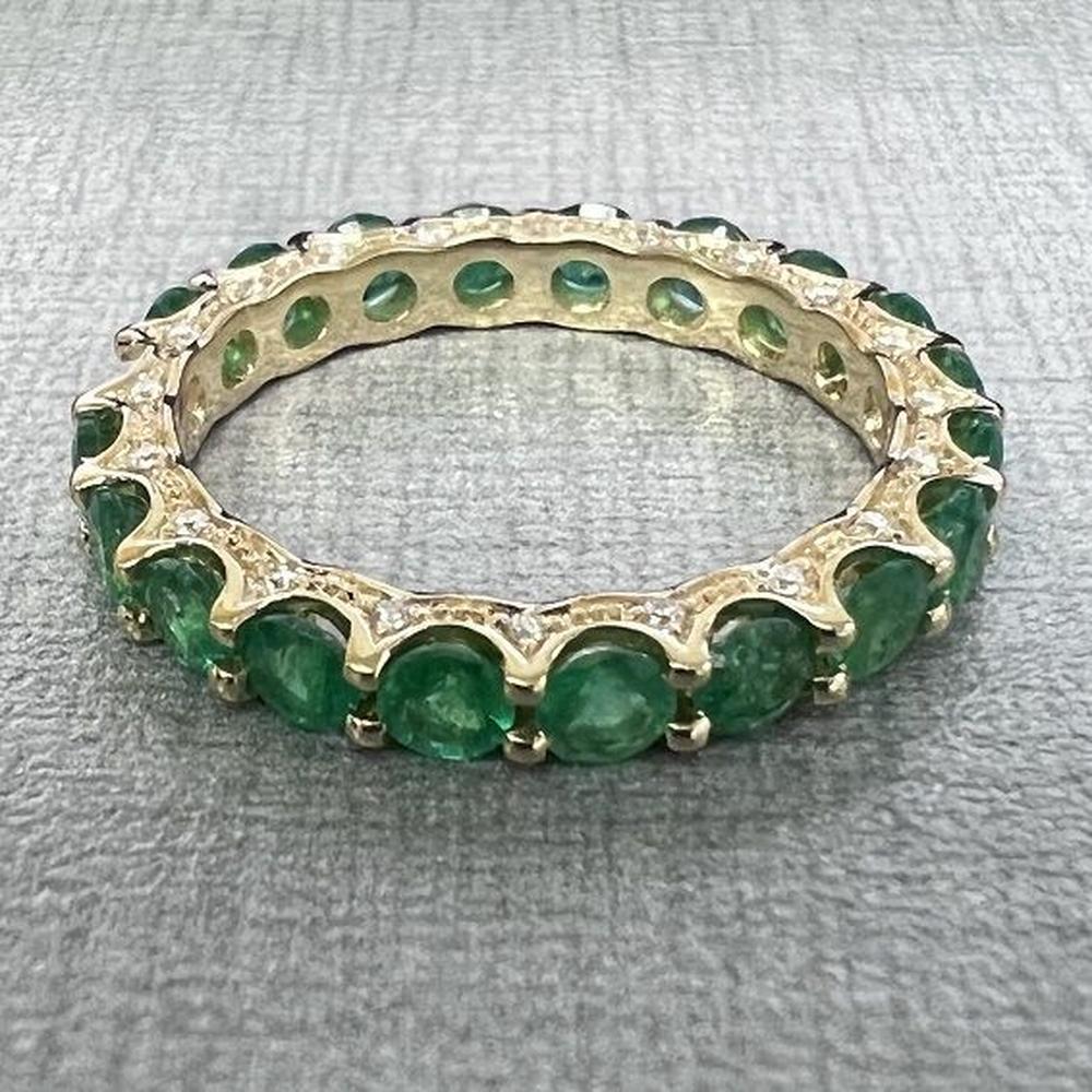 Roman & Jules - 18K Yellow Gold Round Emerald Eternity Band with Round Diamonds - 1.45 Carat Total Emerald Weight