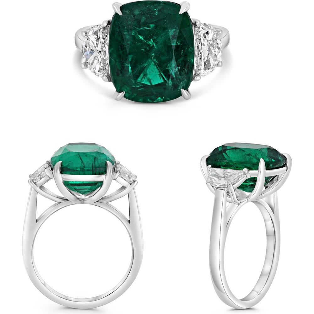 Roman & Jules - Platinum Cushion-Cut Emerald and Diamond Three-Stone Ring - 8.19 Carat Emerald, Platinum Setting