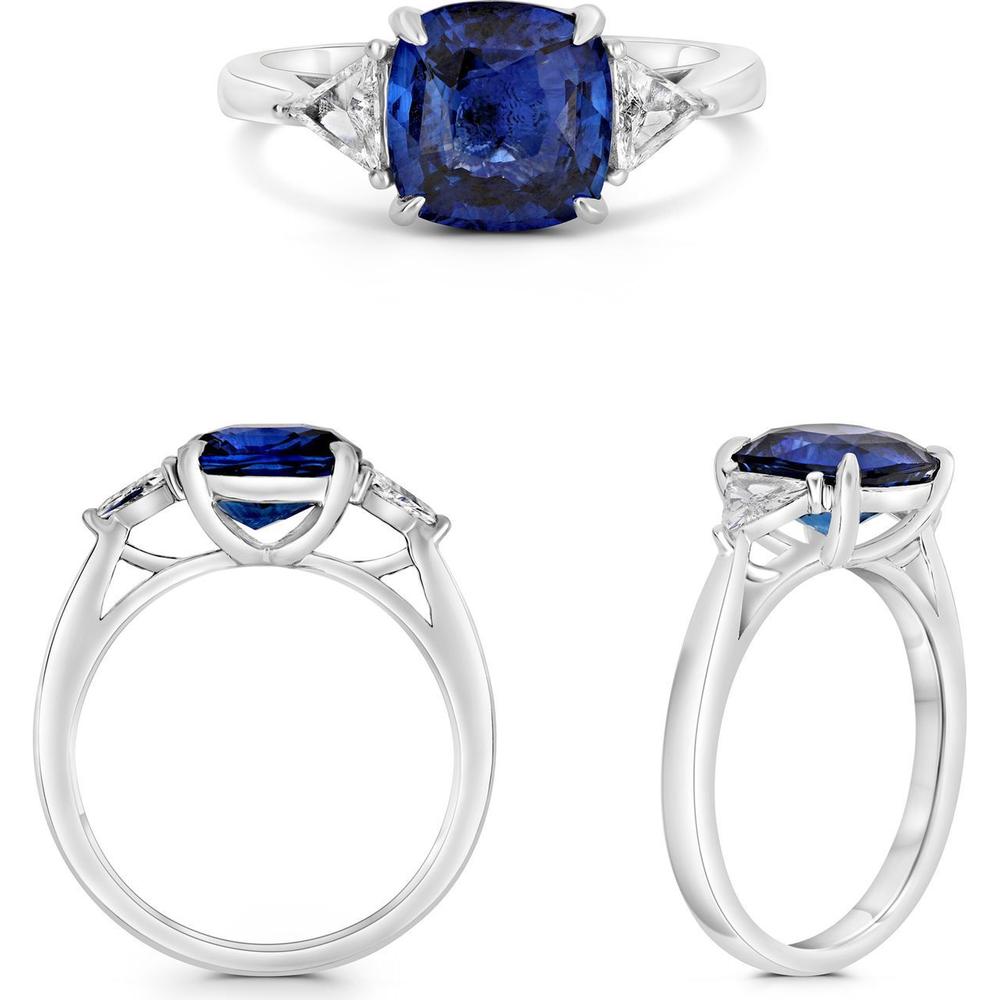 Roman & Jules - Platinum Three-Stone Cushion Sapphire Ring with Trapezoid Diamonds - 3.18 Carat Sapphire