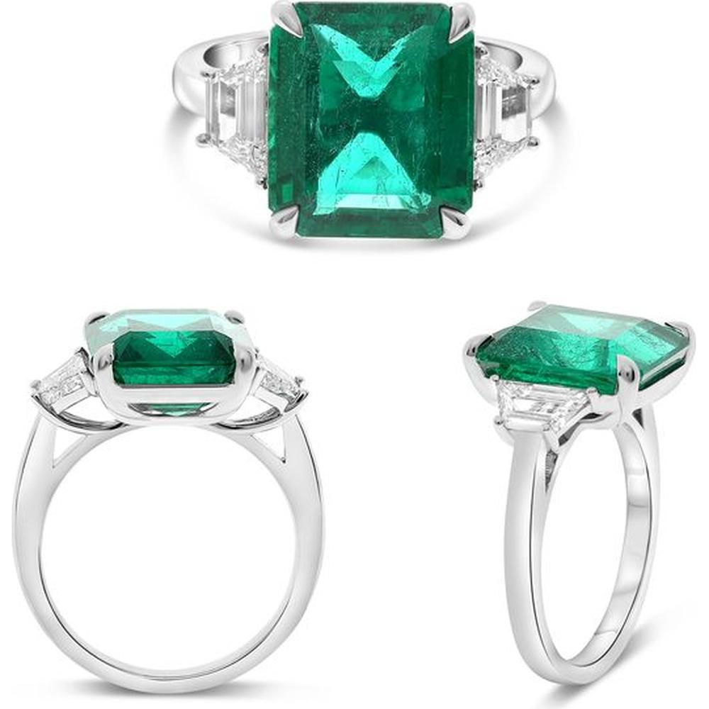 Roman & Jules - Platinum Three-Stone Ring with 4.00 Carat Emerald and 0.42 Carat Trapezoid Diamonds