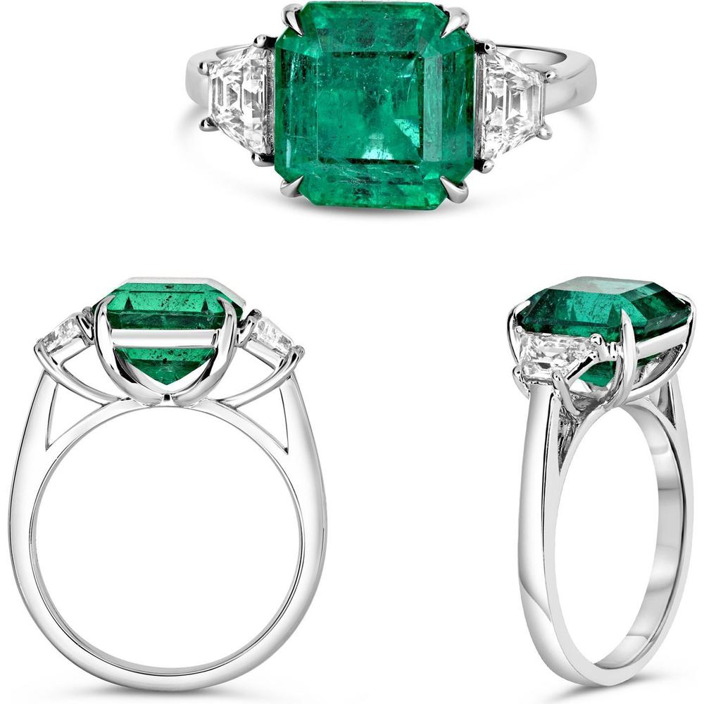 Roman & Jules - Platinum Three-Stone Ring with 4.40 Carat Emerald Cut Emerald and 0.60 Carat Trapezoid Diamonds