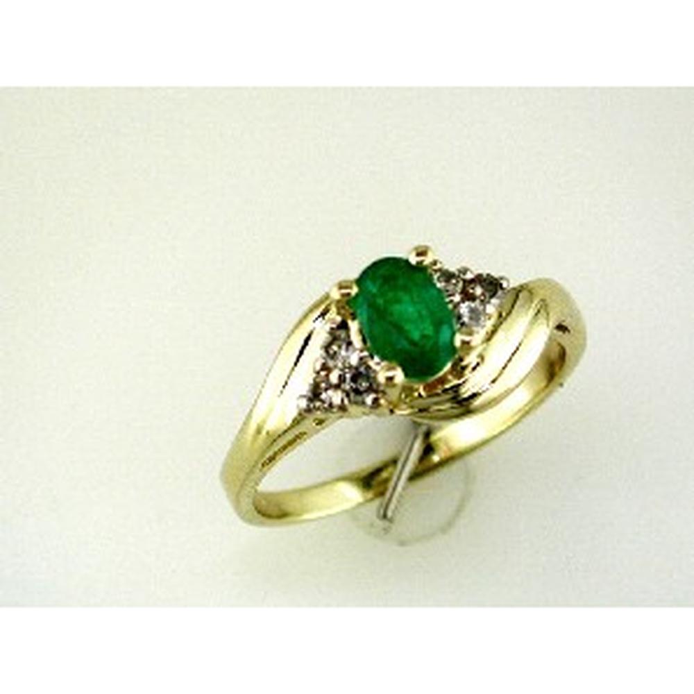 Royal 14K Yellow Gold Emerald & Diamond Ring - Stunning Oval-Cut Gem with Sparkling Diamond Accents