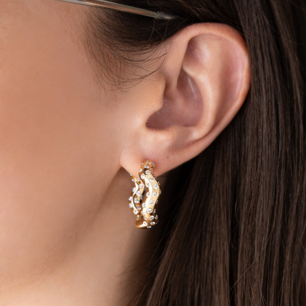 Ruchi New York - 18K Yellow Gold Circo Wavy Bezel-Set Diamond Hoop Earrings with 2.21 Carat Total Diamond Weight - 1 Inch