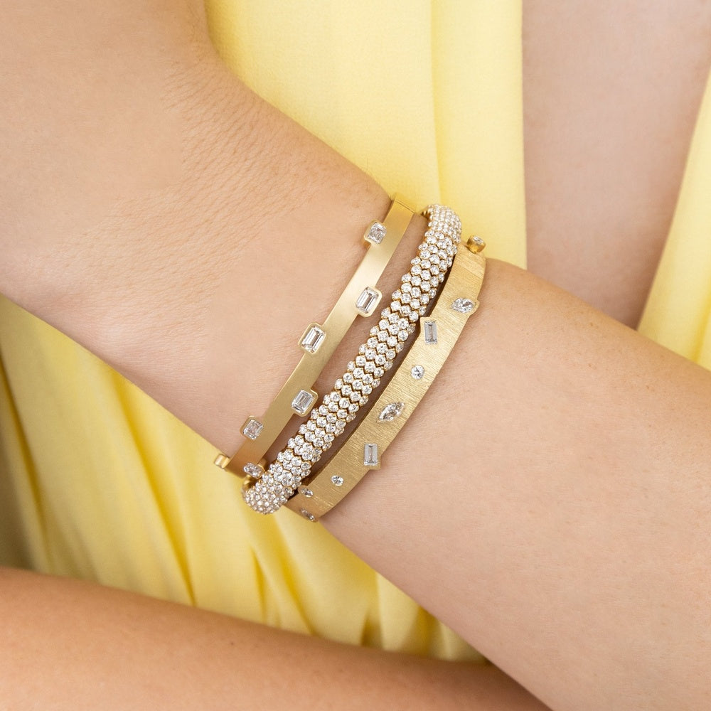 Ruchi New York - 18K Yellow Gold Éclat Bangle with Flush Set Mixed Shape White Diamonds - 1.05 Carat Total Diamond Weight