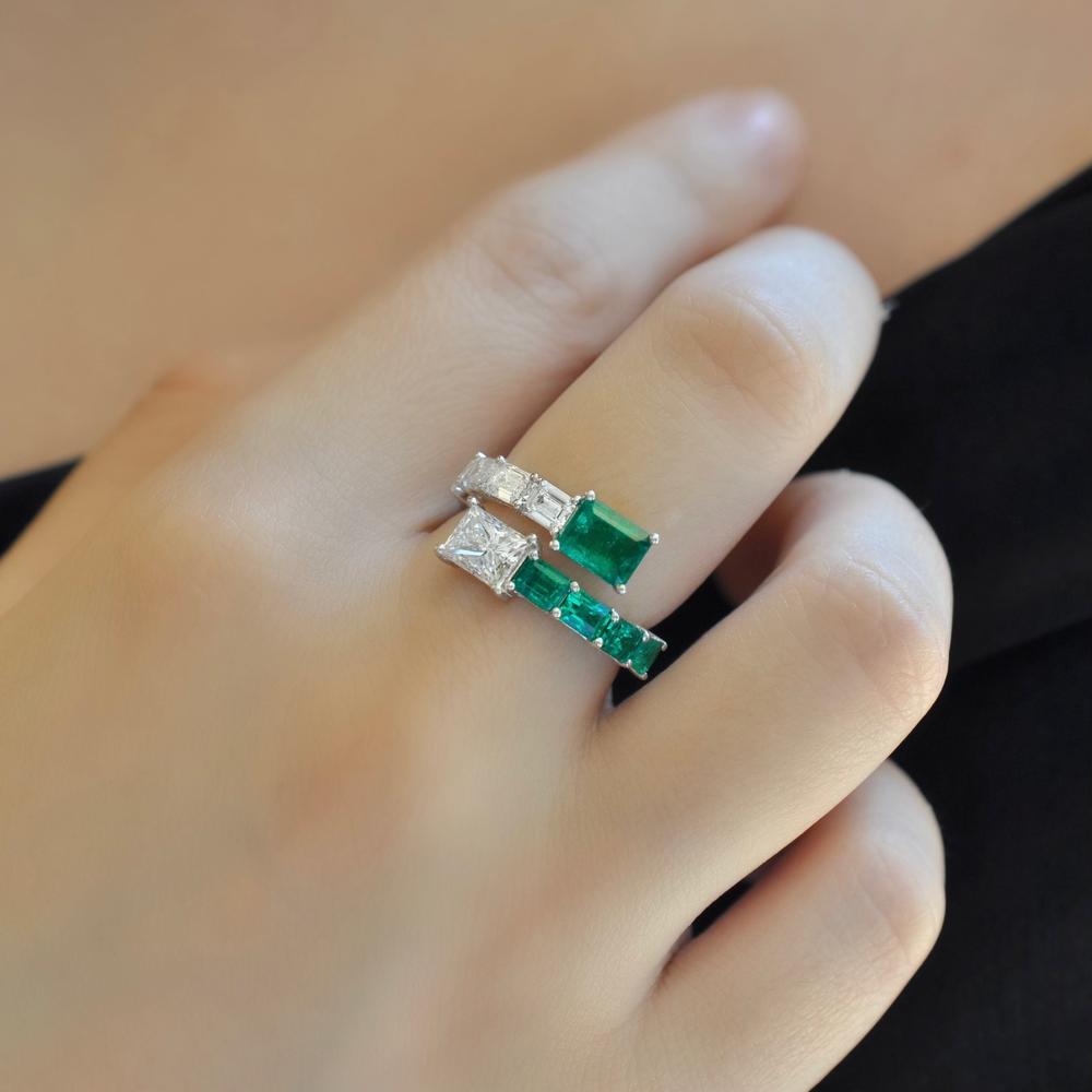 Ruchi New York - Freya Toi Et Moi Emerald Bypass Ring in 18K White Gold