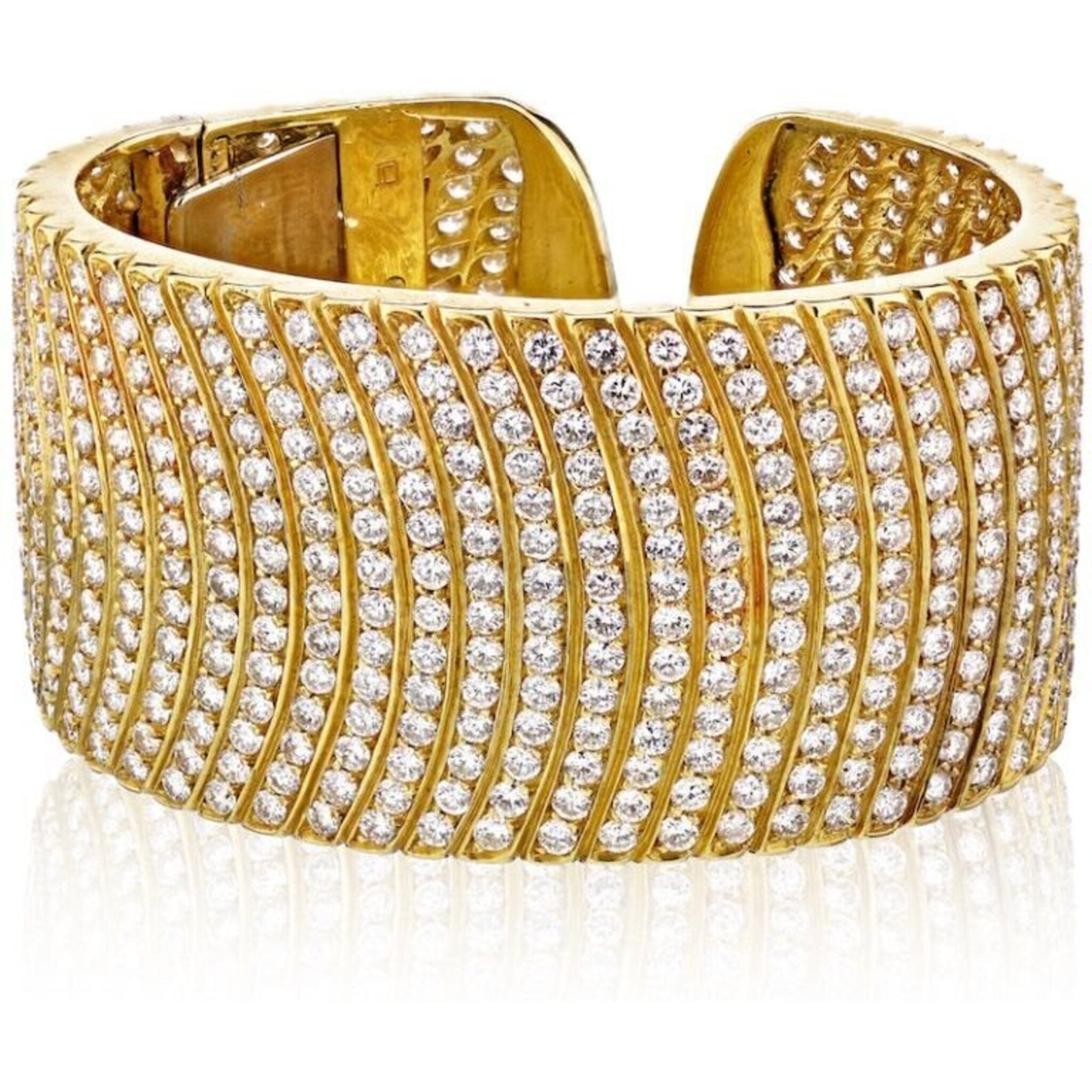 18K Yellow Gold 32 Carats Exceptional Diamond Cuff Bracelet