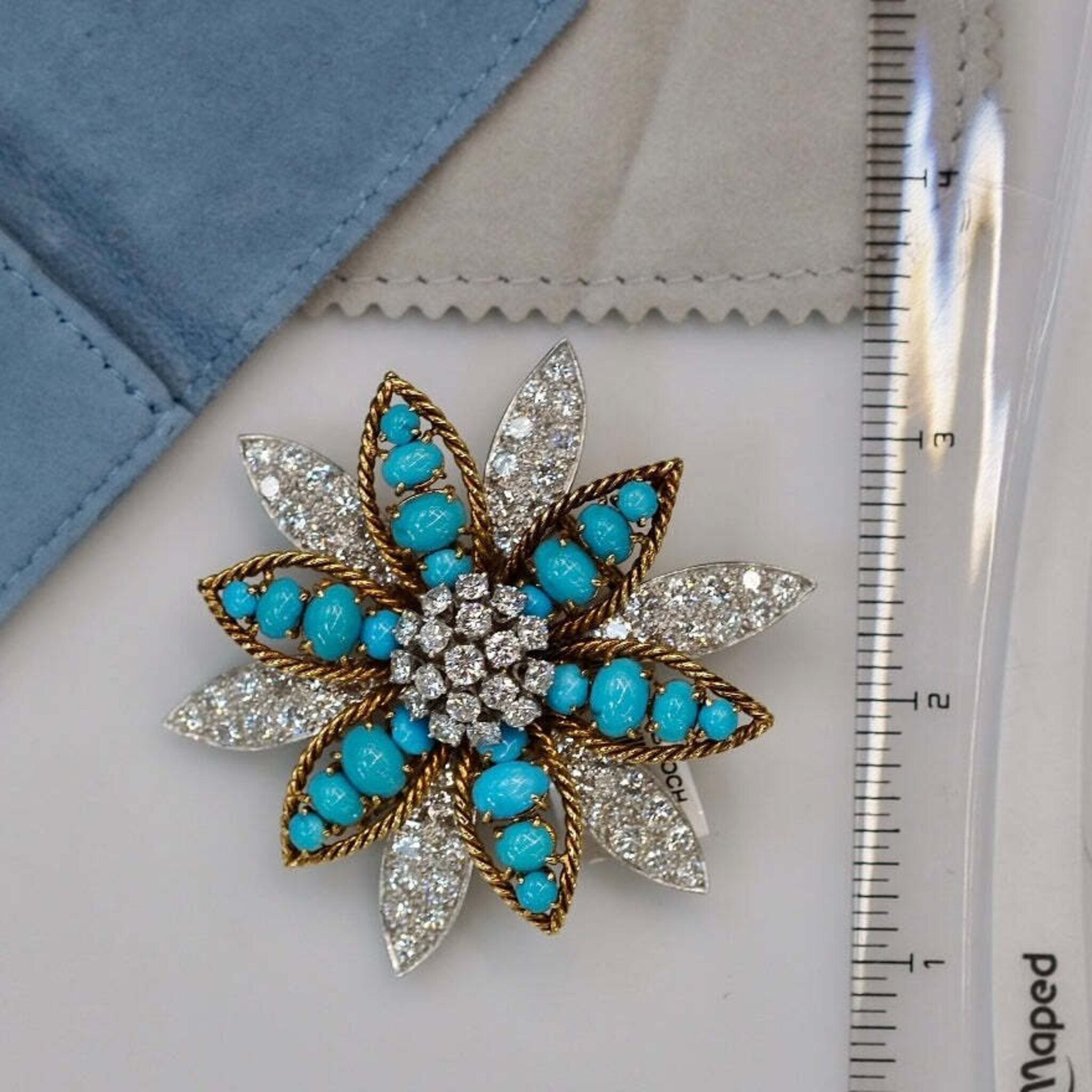 18kt white gold diamond Flower brooch